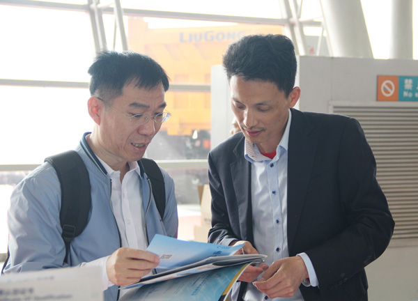 中国水泥协会会长乔龙德先生莅临永利3044noc展台参观指导