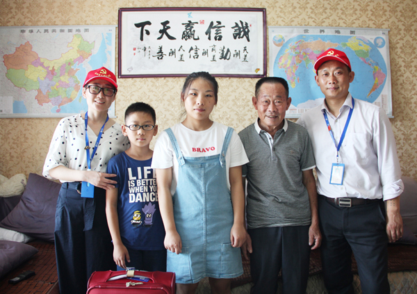 永利3044noc为职工子女发放升学物资奖励