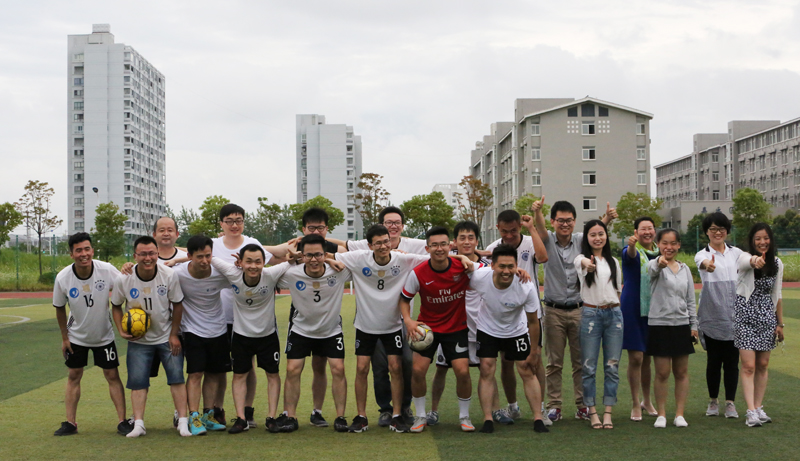 永利3044noc健儿挥洒汗水 绿茵场上英姿飒爽